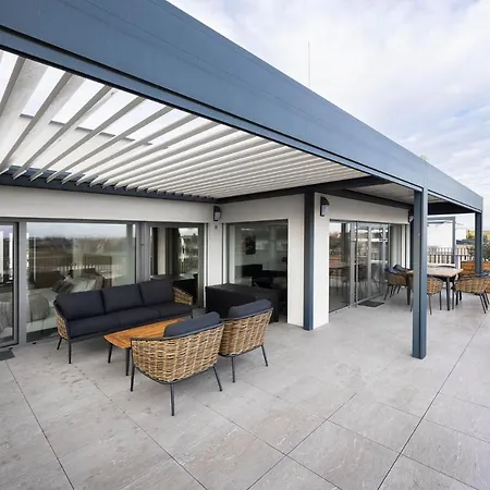 By The Golf Course * Hruba Borsa