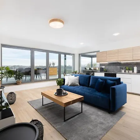 By The Golf Course 公寓 *