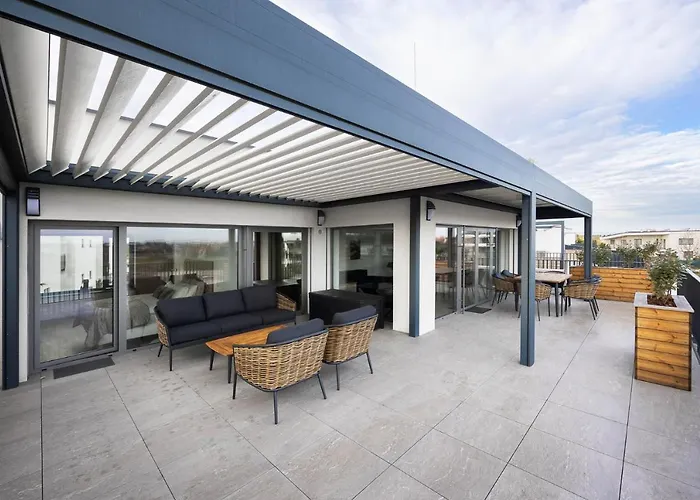 By The Golf Course * Hruba Borsa